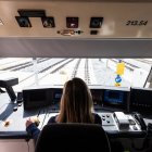 Una maquinista conduint un tren.