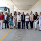 La consellera de Territori, Sílvia Paneque, acompanyada de l'alcaldessa de Tàrrega, Alba Pijuan, i altres representants institucionals, a la inauguració de la nova estació d'autobusos de Tàrrega