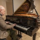 El pianista Albert Guinovart, l’any passat a Cervera. - XAVIER SANTESMASSES