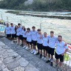 Els nou palistes i els dos entrenadors lleidatans posen al costat del canal eslovè de Solkan. - RFEP