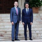 El rei Felip VI i el president del Govern central, Pedro Sánchez, en una reunió a Palma de Mallorca. - ISAAC BUJ / EUROPA PRESS