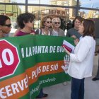 La consellera Sílvia Paneque va atendre un grup de manifestants contra les plantes de biogàs. - LAIA PEDRÓS