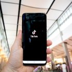 Un teléfono móvil con el logo de TikTok.