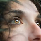 Qué significa que una persona desvíe la mirada al hablar, según la psicología