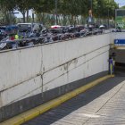 Les juntes de la rampa d’accés al pàrquing s’aprecia a simple vista que estan deteriorades. - ÀLEX SAMPER