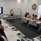 El taller introductori a l’LSC, amb una quinzena d’assistents, ahir a la Biblioteca Pública de Lleida. - AMADO FORROLLA
