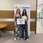 Una representant de CaixaGuissona, amb els estudiants Eva Serret, Jan Comaposada i Noa Guillén, que mostren els seus diplomes. - CAIXA GUISSONA