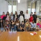 Els participants i monitores del taller van rebre ahir al casal cívic dels Mangraners la visita del regidor de Joventut, Xavi Blanco. - PAU PASCUAL PRAT
