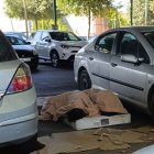 Persones dormint al ras al recinte firal. - S.E.