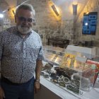 El col·leccionista F. Xavier Motlló, al costat de diverses ulleres de motorista. - LAIA PEDRÓS