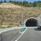 Un camió entrant ahir al túnel del coll de Lilla. - JORDI ECHEVARRIA