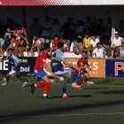 Un jugador del Lleida mira de controlar una pilota davant la pressió d’un oponent del Montsó. - GERARD HOYAS