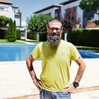 El veí d’Alpicat Jordi Serra posa davant de la piscina de la seua comunitat. - MAGDALENA ALTISENT