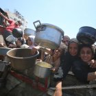 Nens gazians esperant per rebre aliments en un centre d’ajuda humanitària. - OMAR ASHTAWY / DPA