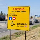 El cartell que senyalitza les restriccions per obres a l’N-II. - PAU PASCUAL