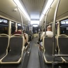 Interior d'un autobús nocturn