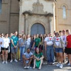 Un grup de joves van posar ahir a les portes del santuari de Sant Crist de Balaguer. - L.G.
