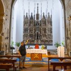 L’alcalde de Castelló de Farfanya, Omar Noumri, amb el retaule. - GERARD HOYAS