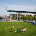 Les jugadores de l’AEM, ahir durant el seu entrenament a l’Annex, amb el Camp d’Esports al fons. - PAU PASCUAL