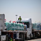 Camions amb ajuda humanitària a la frontera entre Gaza i Egipte. - EFE/EPA/MOHAMED HOSSAM