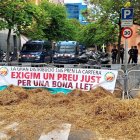 Una protesta d’UP exigint preus justos per a la llet. - ACN