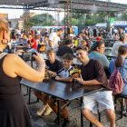 Centenars de persones ja van degustar ahir l’àmplia oferta d’hamburgueses, al recinte de les Firetes. - GERARD HOYAS