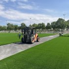 Els treballs de col·locació de la nova gespa artificial es troben pràcticament en l’última fase.