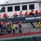 Un grup de persones són detingudes i portades al port de Dover, al sud del Regne Unit. - EUROPA PRESS