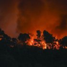 Imatge del foc sobre una àrea de Sant Laurenç de la Cabrerissa, on hi va haver una víctima mortal. - EFE/PHILIPPE MAGONI