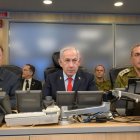 Benjamin Netanyahu amb el ministre de Defensa i el cap de l’Exèrcit. - EUROPA PRESS