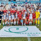 Jugadores dels dos equips van posar juntes contra el càncer. - PAU PASCUAL