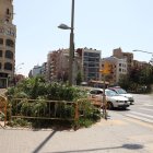 L’arbre que era a la cantonada de Rovira Roure amb Prat de la Riba va ser talat ahir al matí. - MAGDALENA ALTISENT