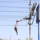 El pantògraf, que connecta el tren amb la catenària que li subministra electricitat, penjat del cablatge a prop de l’estació de Lleida. - MAGDALENA ALTISENT