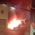 Un aparatós incendi calcina dos cotxes estacionats en un carrer de Lleida