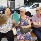 Dos senyores es refrescaven ahir a Lleida amb ventalls, un accessori ja imprescindible a l’estiu.