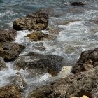Restes de substància viscosa banca al litoral de l'Ametlla de Mar.