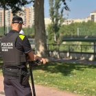Un agent de la Guàrdia Urbana de Lleida durant un control a un patinet.