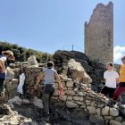 L’equip arqueològic, treballant a la part alta del recinte del castell de Sant Gervàs. - ACN / MARTA LLUVICH