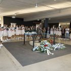 Jugadors de l’entitat i aficionats van desfilar durant tot el dia davant l’estàtua de Jarque.