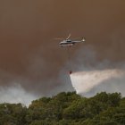 Els bombers provant d’apagar l’incendi a Tarifa. - EFE