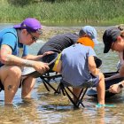 Una família a la vora del Segre a Balaguer immersa en la recerca d’or. - C.I.O.B.
