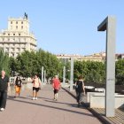 Vista de la passarel·la del Liceu, en la qual es poden veure pintades i taulons de fusta degradats. - MAGDALENA ALTISENT