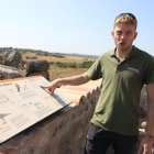 Adrià Urrea, responsable de la reserva de Mas de Melons, mostra un dels plafons explicatius en un dels observatoris. - L.C.