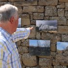 Joan Graells, veí de Granollers de Segarra, assenyala una fotografia de l'exposició de l'Incendi de Torrefeta i Florejacs