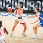Marina Mata, amb el dorsal 6, intenta assistir Okafor durant el partit d’ahir. - FIBA