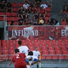 Els jugadors del Mollerussa entren a rematar un córner. - JOSEP M. RIBES