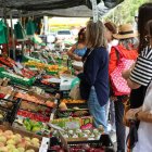 Clients compren fruites i verdures en un mercat a l’aire lliure. - MARTA FERNÁNDEZ / EUROPA PRESS