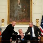 Els líders de l’Azerbaidjan i d’Armènia es donen la mà després de l’acord assolit a la Casa Blanca. - EUROPA PRESS / CONTACTO / NATHAN HOWARD — POOL VIA CNP