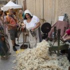 El mercat va comptar amb una vintena de mostres d’oficis tradicionals. - C.MARSIÑACH