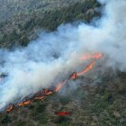 El incendio se desplazó desde la falda de la montaña hacia la cresta